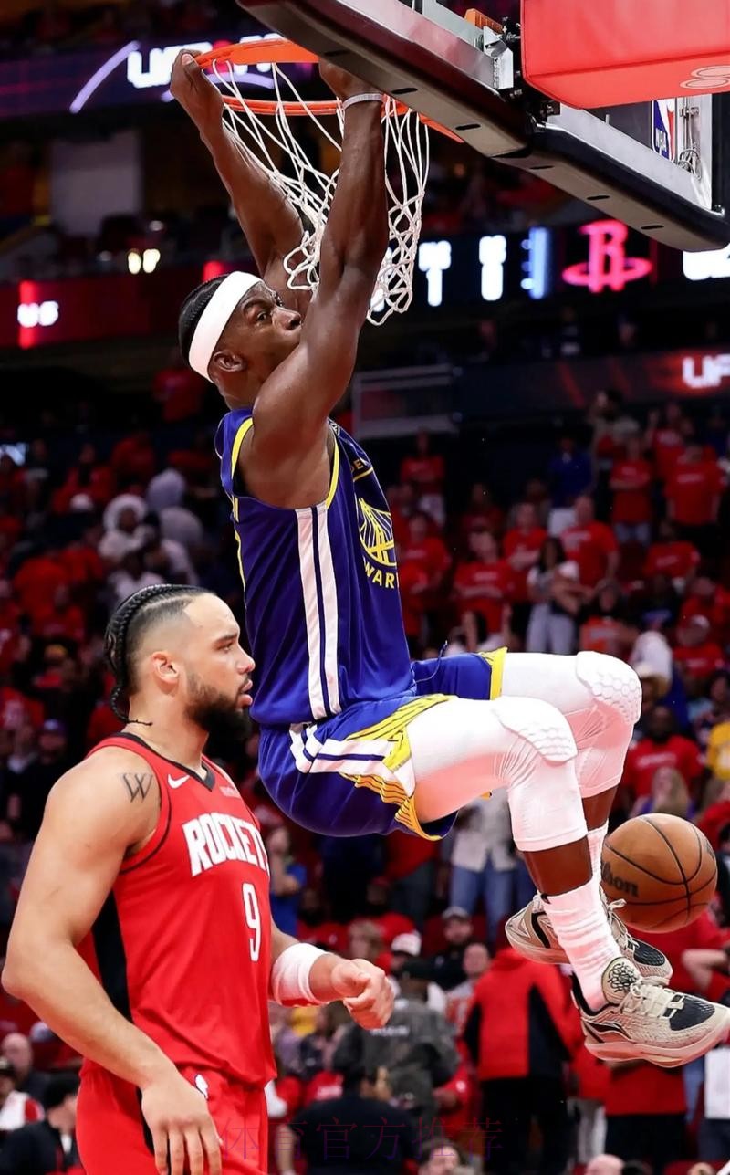 今日手感如何？勇士社媒晒库里步入比赛球馆的瞬间